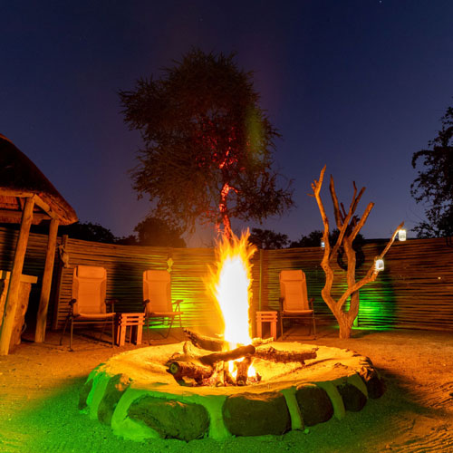 Afrikanische Boma-Feuertradition in der Safari Lodge - tauche ein in die kulturelle Atmosphäre Südafrikas.